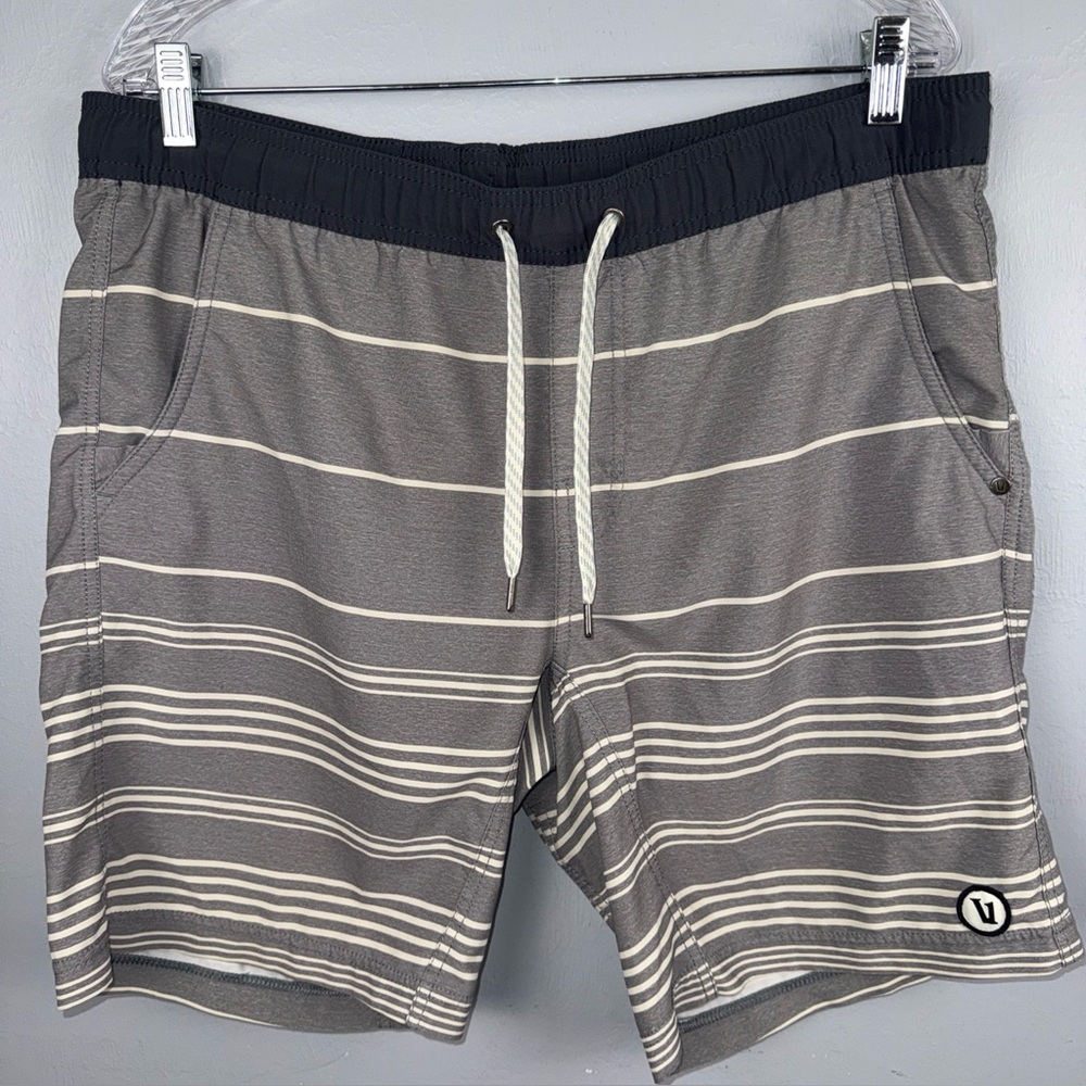 Vuori Swim Trunks Men’s Medium Gray Beige Stripe Boardshort V302 Kore *READ